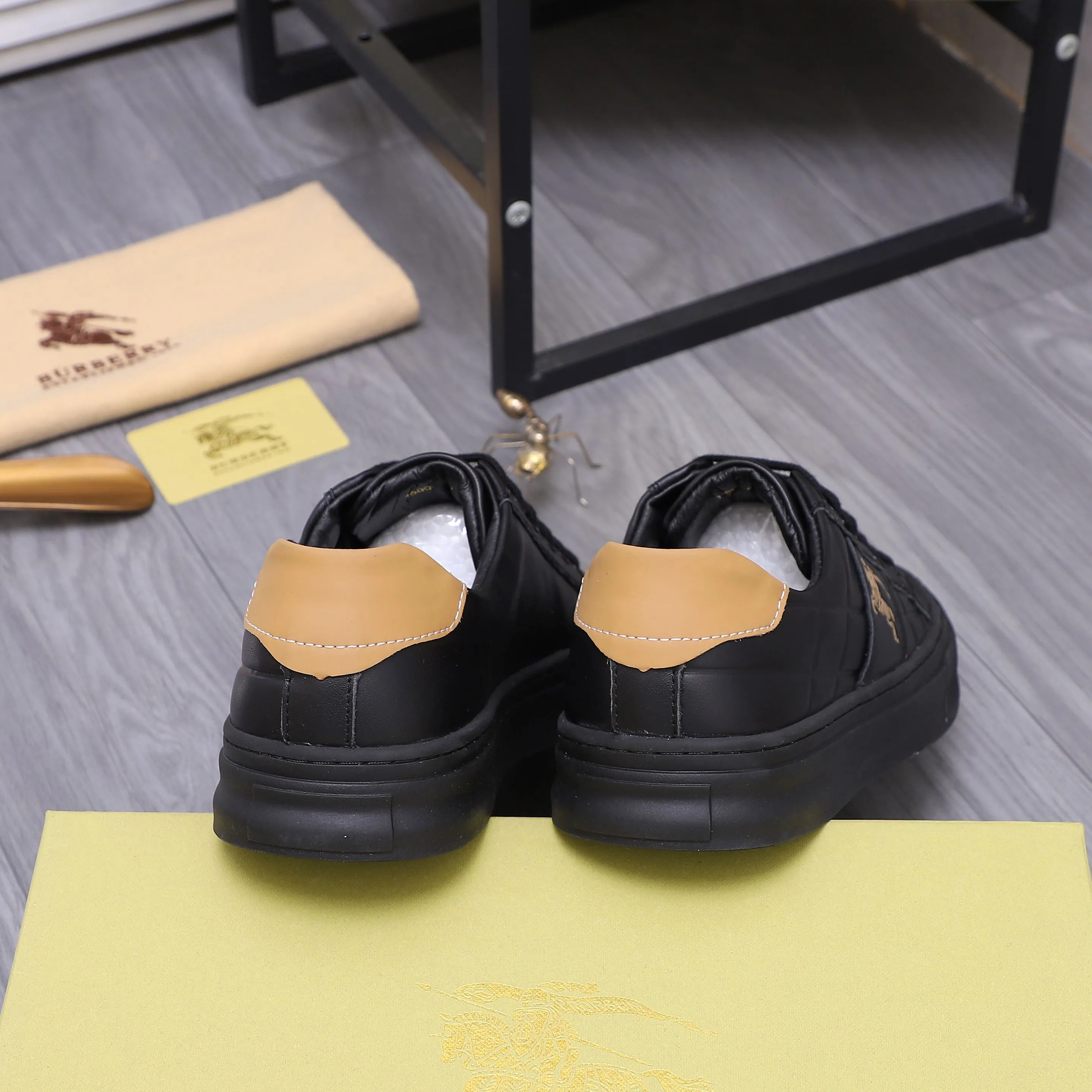 Men's shoes 💰p400 Product trademark: Burberry "Burberry" casual shoes Regular size: 38-44 Product materials: Selected cowhide embossed upper, pigskin lining, rubber outsole